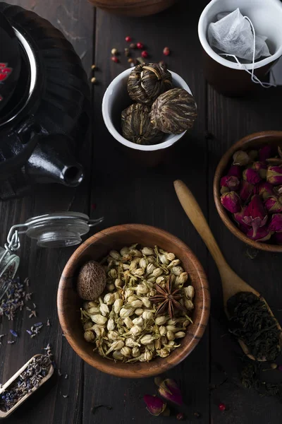 Infusión de té floral natural a base de hierbas con flores secas ingredientes —  Fotos de Stock