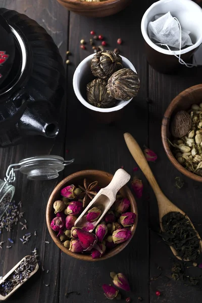 Infusión de té floral natural a base de hierbas con flores secas ingredientes —  Fotos de Stock