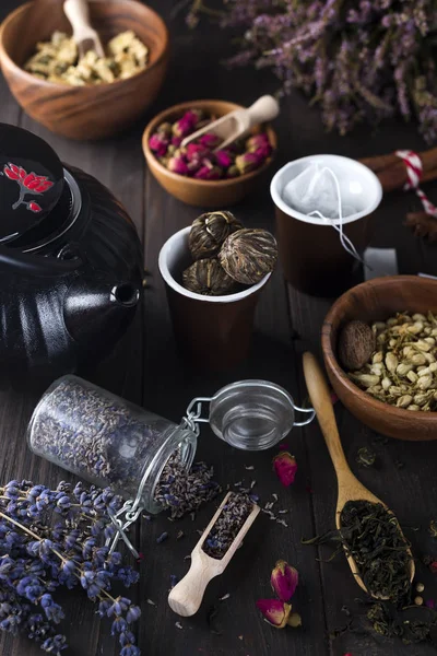 Infusión de té floral natural a base de hierbas con flores secas ingredientes —  Fotos de Stock