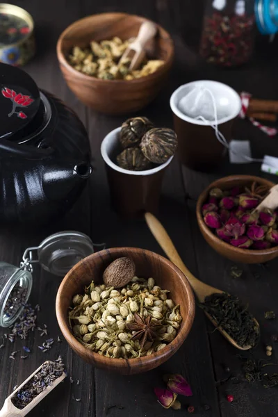 Infusión de té floral natural a base de hierbas con flores secas ingredientes —  Fotos de Stock