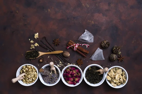 Colección de té y aditivos naturales en cuencos —  Fotos de Stock