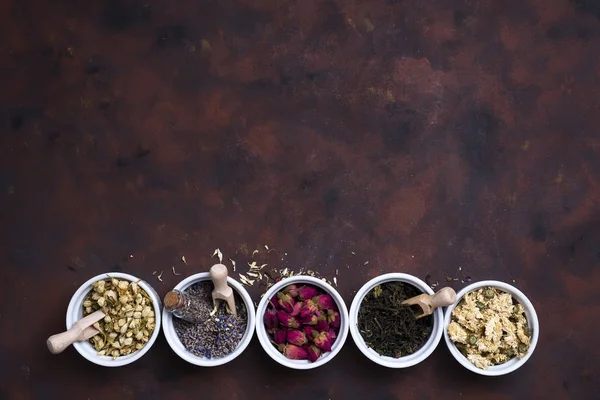 Colección de té y aditivos naturales en cuencos —  Fotos de Stock