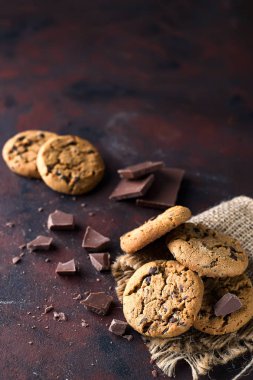 Çikolata parçacıklı kurabiye.