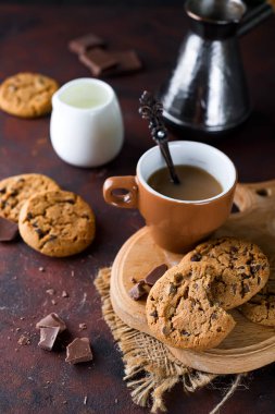 Plaka ve sıcak kahve fincan çikolatalı kurabiye