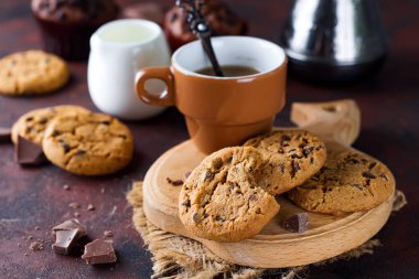 Plaka ve sıcak kahve fincan çikolatalı kurabiye