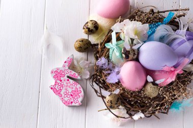 Yuvadaki renkli paskalya yumurtası