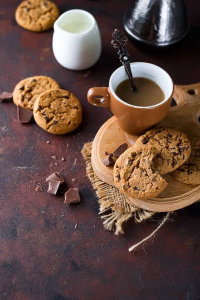 Chocolade koekjes in plaat en kop warme koffie — Stockfoto