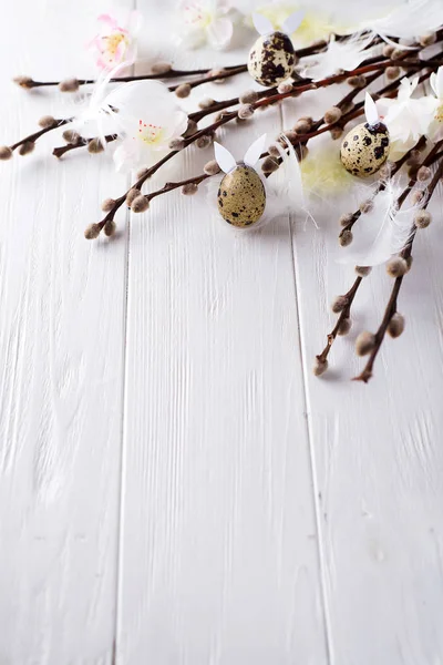 Uova di quaglia pasquali con orecchie di lepre e ramo di salice — Foto Stock