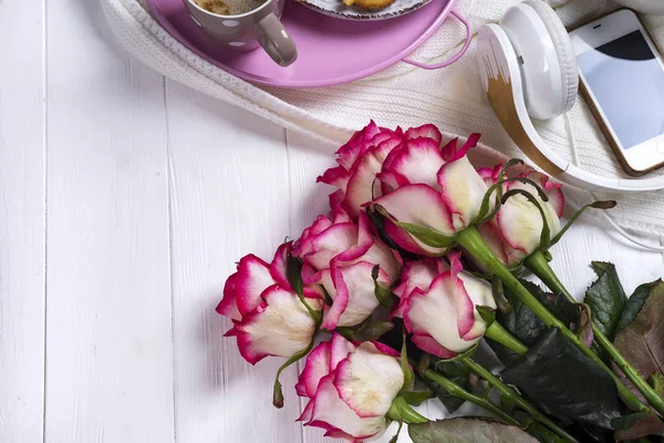 咖啡配华夫饼和玫瑰花。情人节或3月8日。美味早餐. — 图库照片