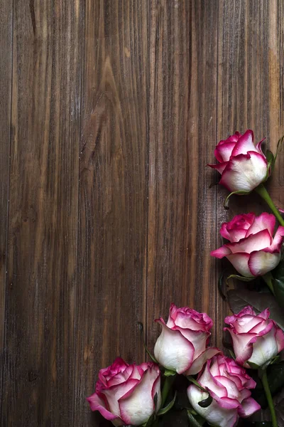Güller çerçevesi ahşap kahverengi zemin üzerine — Stok fotoğraf