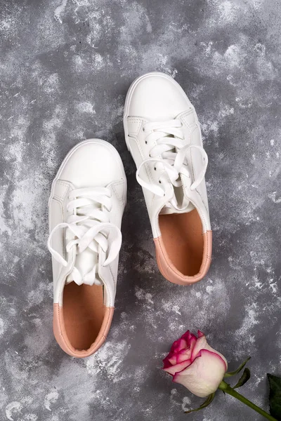 Rosas y zapatos de moda — Foto de Stock