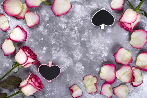 Lindas flores de rosas na mesa de pedra cinza. Fronteira floral . — Fotografia de Stock