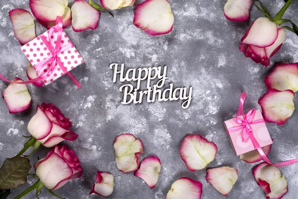 플로랄 프레임: 분홍색 흰색 장미 선물 상자와 돌 배경에 생일 편지의 꽃다발 — 스톡 사진