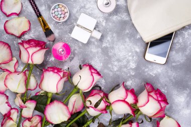 Kozmetik parfüm kopya alanı ile gri bir arka plan üzerinde ile gül buketi