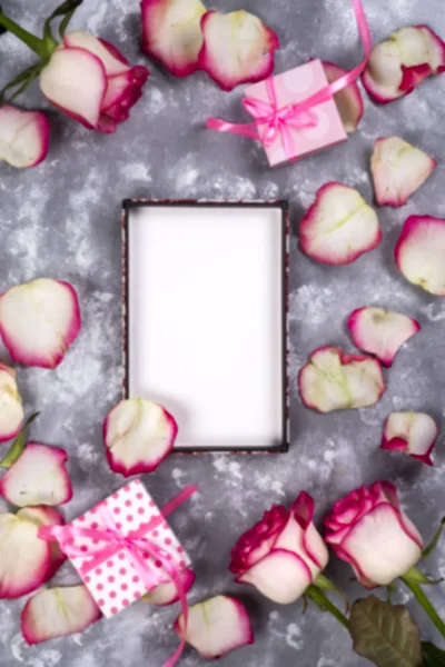 Marco floral: ramo de rosas blancas rosadas y cajas de regalo sobre fondo de piedra con espacio de copia para texto . —  Fotos de Stock