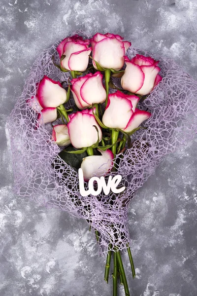 Bouquet De Fleurs De Rose Blanc Rouge Sur Table En Pierre Image Libre De Droit Par Lyulka 86 C