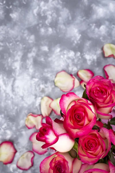 Kırmızı beyaz gül çiçek buketi taş tablo çerçevesinde. — Stok fotoğraf