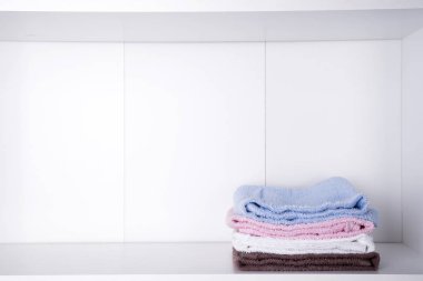 Açık renkli renkli banyo Havlu yığını