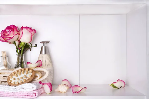 Wellness-Bad Kosmetik und Blume Rose, isoliert auf weiß — Stockfoto