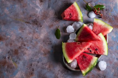 demir plaka buz ile karpuz dilimleri