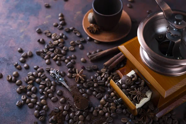 Gamla vintage kaffekvarn med rostade kaffebönor och Mala kaffe på sten bakgrund. — Stockfoto