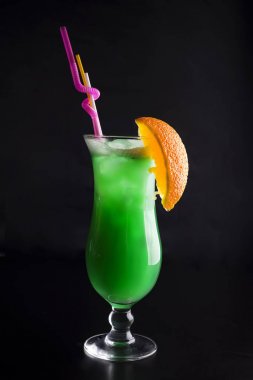 siyah arka plan üzerine taze modern kokteyl