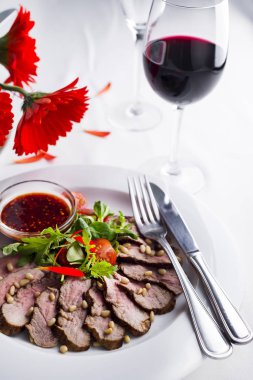 Domates ile kavrulmuş duck meme bebek beyaz tabakta berry soslu ıspanak