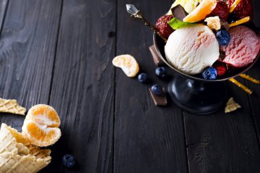 Mandalina ve payet ile beyaz, sarı, kırmızı renkleri ve gözleme koni, çikolata, üç farklı Kepçe dondurma ile kase