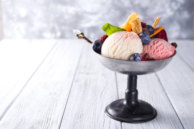 Mandalina ve payet ile beyaz, sarı, kırmızı renkleri ve gözleme koni, çikolata, üç farklı Kepçe dondurma ile kase