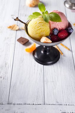 Sarı, kırmızı renkleri ile üç farklı Kepçe dondurma ile kase ve koni, çikolatalı gözleme,