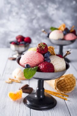 Mandalina ve payet ile beyaz, sarı, kırmızı renkleri ve gözleme koni, çikolata, üç farklı Kepçe dondurma ile kase