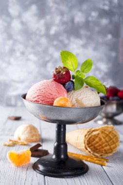 Mandalina ve payet ile beyaz, sarı, kırmızı renkleri ve gözleme koni, çikolata, üç farklı Kepçe dondurma ile kase