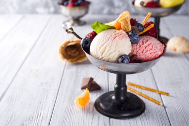 Mandalina ve payet ile beyaz, sarı, kırmızı renkleri ve gözleme koni, çikolata, üç farklı Kepçe dondurma ile kase