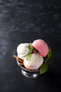 vanilya ve bir kase Dondurulmuş çilek ve gözleme koni ile pembe dondurma