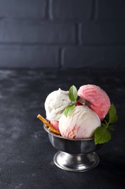 vanilya ve bir kase Dondurulmuş çilek ve gözleme koni ile pembe dondurma