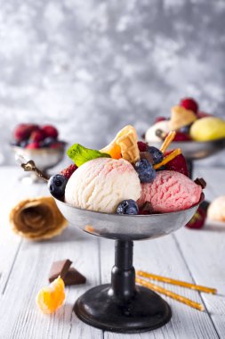 Mandalina ve payet ile beyaz, sarı, kırmızı renkleri ve gözleme koni, çikolata, üç farklı Kepçe dondurma ile kase