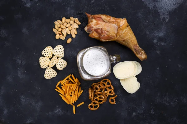 cam bira ve aperatifler ve Füme tavuk uyluk çevresinde