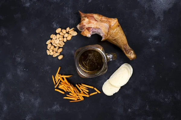 cam bira ve aperatifler ve Füme tavuk uyluk çevresinde