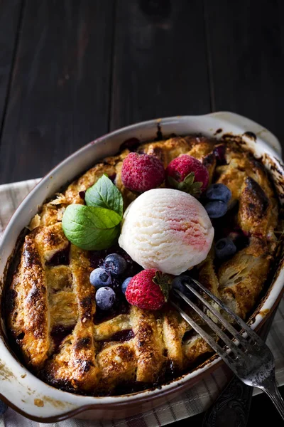 Tarta de bayas. Deliciosa tarta de arándanos con helado, fresa congelada y arándanos — Foto de Stock