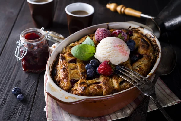 Berry Tart. Vynikající cberry koláč se zmrzlinou, zmrazené jahody a borůvky — Stock fotografie