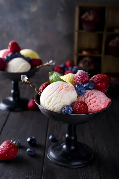 Misky se zmrzlinou s třemi různými kopečky bílé, žluté a červené barvy, — Stock fotografie
