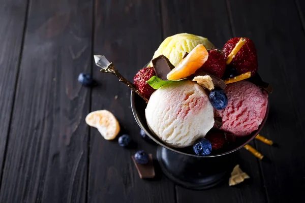 Mandalina ve payet ile beyaz, sarı, kırmızı renkleri ve gözleme koni, çikolata, üç farklı Kepçe dondurma ile kase