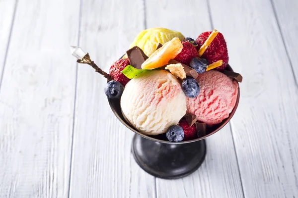 Mandalina ve payet ile beyaz, sarı, kırmızı renkleri ve gözleme koni, çikolata, üç farklı Kepçe dondurma ile kase