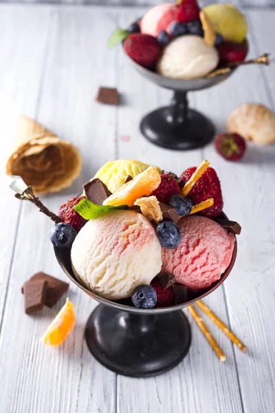 Mandalina ve payet ile beyaz, sarı, kırmızı renkleri ve gözleme koni, çikolata, üç farklı Kepçe dondurma ile kase