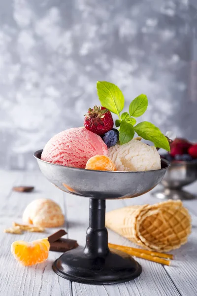 Mandalina ve payet ile beyaz, sarı, kırmızı renkleri ve gözleme koni, çikolata, üç farklı Kepçe dondurma ile kase