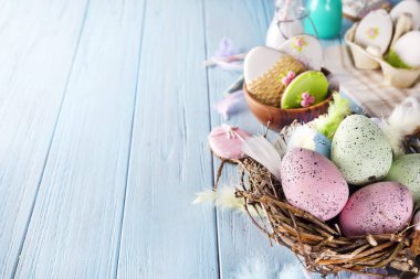 Yuvada ahşap arka plan üzerinde renkli Paskalya yortusu yumurta