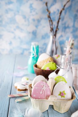 Paskalya kurabiyeleri kağıt kutusunda cam ahşap zemin üzerine sütlü yumurta