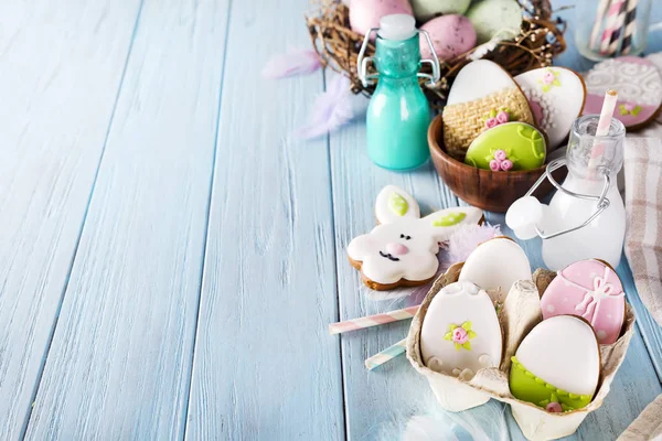 Pasen cookies ei in het vak papier met melk in glas op houten achtergrond — Stockfoto