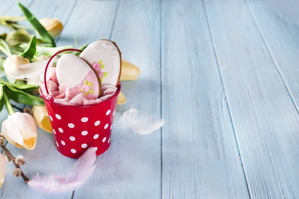 Happy kraslic cookie perník s kbelík na modrém pozadí, — Stock fotografie