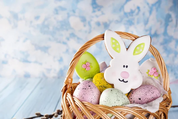 复活节饼干, 兔子和鸡蛋在一个篮子在浅蓝色背景 — 图库照片